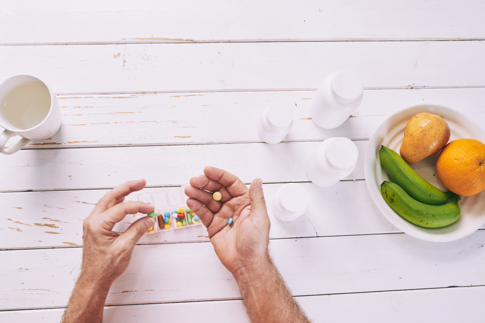 مقارنة بين المكملات الغذائية ونظيرتها الطبيعية: هل تحتاج لمكملات غذائية؟